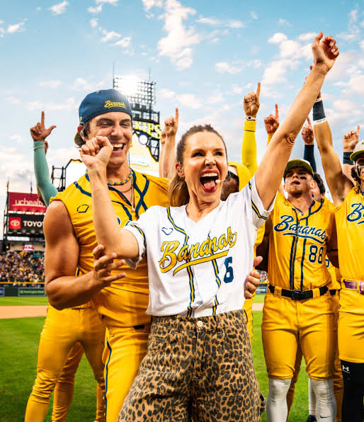The ultimate mashup with Kristen Bell and @Derek Klena 🤩 #savannahbananas  #frozen #wicked #dirtydancing #kristenbell