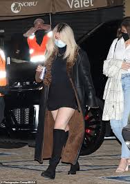 Selena gomez ist jetzt blond und wesentlich schmaler als früher. Selena Gomez Is Seen Out With Her Newly Blonde Locks In A Super Short And Sexy Lbd At Nobu Malibu Latest Celebrity News