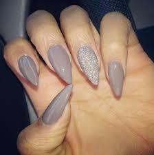 Nageldesign Beige Make Up Trends Stilleto Nagel Nageldesigns Mandelnagel