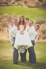 Witzige Hochzeitsfotos Fotoideen Fur Die Trauzeugen Hochzeitsfotos Lustige Hochzeitsfotos Fotos Hochzeit