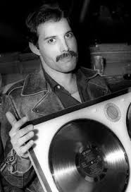 Freddie mercury verbrachte seine letzten tage in seinem haus in kensington, einem stadteil von london im. 93 Freddy Mercury Queen Privat Ideen Freddie Mercury Gitarrist Schlagzeugerin