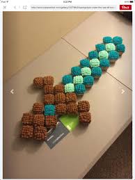 Da ich keine eckigen formen habe, habe ich eine 18er und eine 24er springform gebacken und in form geschnitten. Minecraft Diamond Sword B Day Minecraft Geburtstag Geburtstag Torte Junge Kinder Geburtstagsideen