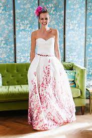 Es wird behauptet, dass mit diesem hochzeitskleid der wechsel im höfischen modegeschmack stattfand. Brautkleid Mit Farbe Toller Kirschblutendruck Taschen