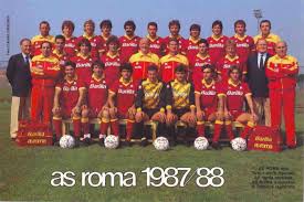 Diego perotti, kibice as roma i zbigniew boniek (fot. 1987 1988 As Roma 11 W Muzeum Pilki Noznej W Myvimu Com