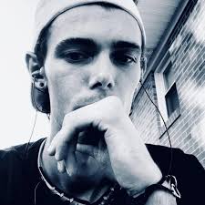 They don't. They use door dash and other delivery services now. I was a  driver for Pizza Hut until I saw how much more money I could make with door  dash and