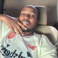 Kwa muda mrefu nimekuwa nikijiuliza swali moja. Kwa nini Lil Wayne akiimba  ngoma na Brown yupo huwa anaanza kurap? Yaani huwezi kukuta Chris kaanza  verse, lazima verse ya kwanza apige Wyne. Kacheki