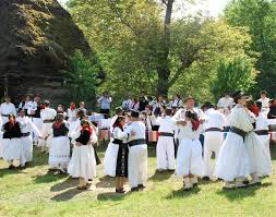 Sărbătoarea rusaliilor este celebrată în aceeaşi zi cu pogorârrea duhului sfânt, fiind o sărbătoare populară, dedicată cu precădere spiritelor morţilor. Eotxuiziuyozum