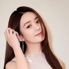 Triệu lệ dĩnh là một trong số bốn tiểu hoa đán nổi cộm cbiz.sở hữu gương mặt xinh xắn, đáng yêu, nhưng càng về sau càng mặn mà sắc sảo cùng kho tàng vai diễn đồ sộ, sự nghiệp của triệu lệ dĩnh từ khi phất lên cùng sam sam đến rồi tới nay vẫn luôn được đánh giá vẫn ở thời kì vàng son. Triá»‡u Lá»‡ DÄ©nh Ngoc10trn Twitter