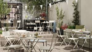 مقهى خارجي حيث يشعر الجميع بالترحيب Ikea