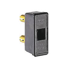 Tous ces porte fusibles sont reliés par un câble en dessous et au dessus, il n'y a qu'un câble également (sans doute la phase). Porte Fusible 8 5 X 31 5 Mm Legrand Castorama