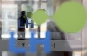 결국 이런사태가 이런나네요, 연합뉴스 속보결과 lh 현 본부장이 성남에서 투신자살하고, 변창흠 국토교통부 장관이 사의를 표명했습니다. Nphexa9lgch Em