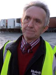 Fikk pistol mot hodet