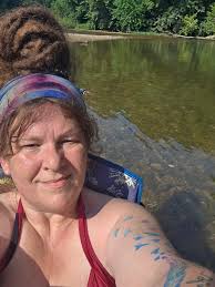 Sharon here .. I have some more hives today! I gave my cat a “hair cut” ..  a “bowel cut” just like mine! It's noice… it's flattering.