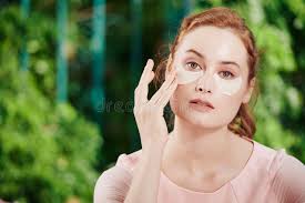 Donna in Paletta Con La Palla Sollevata Fotografia Stock