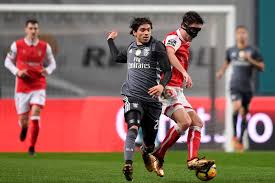 Sport lisboa e benfica announces that it has reached an agreement with hajduk split, from croatia, for the transfer of the midfielder krovinovic. Lesao De Krovinovic Leva Benfica A Voltar Atras No Emprestimo De Rakip I Liga Sapo Desporto