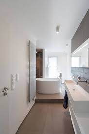 Im obergeschoss befinden sich ein großzügiges badezimmer mit badewanne und dusche. Von Wegen Eng Dieses Schlauchbad Trotzt Seinem Grundriss