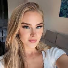 Paige Summers's Instagram, Twitter & Facebook