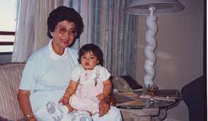 Apăruse în documentarul tun dr mahathir mohamad lansat la sfârșitul anului 2009 alături de restul membrilor familiei mahathir. Filmmaker Granddaughter Offers Intimate Look In Documentary On Dr M The Star