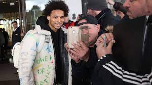 Keine löcher oder flecken privatverkauf : Nationalelf Leroy Sane Kam Im 25 000 Euro Outfit Zum Dfb Treffpunkt Fussball Bild De