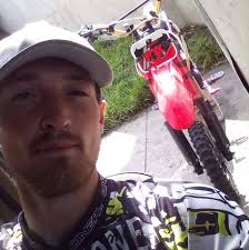 How long can an air-cooled 2-stroke engine idle before getting too hot?