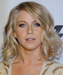 Julianne Hough Medium Wavy Golden Blonde Hairstyle With Light Blonde Highlights Medium Hair Styles Wavy Hairstyles Medium Medium Length Hair Styles