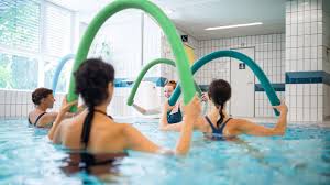 Water Aerobics: 10 Benefits and 3 Drawbacks