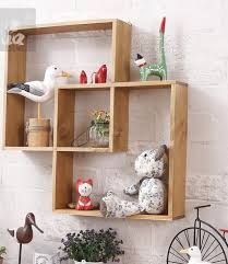 Langkah pertama yang harus kamu lakukan adalah menutup 2 bagian dinding dengan wallpaper warna yang kontras dari cat dinding. Hiasan Dinding Dari Kayu Inspirasi Desain Rumah 2019