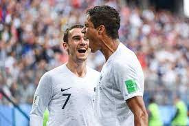 Alors que la france dominait mais que le score restait vierge, en quarts de finale de la coupe du monde face à l'uruguay, vendredi, raphaël raph (varane, ndlr) va se placer, il me demande de faire une feinte et de mettre le ballon au point de penalty, j'essaie de la mettre là où il veut et lui. When Deschamps Explains Varane S Goal Against Uruguay In 2018