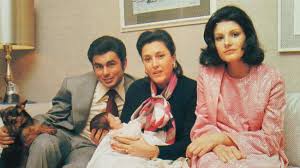 En 1998 ejercía de madrina en la boda religiosa de su hijo francisco con eugenia martínez no existe mejor manera de definir el hedonismo que la vida de carmen ordóñez. La Vida De Carmina Ordonez En Imagenes