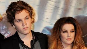 Die antwort darauf ist nein, sie sind nicht verwandt, sie tragen nur zufällig den gleichen nachnamen „presley. Die Unbekannte Wahrheit Von Lisa Marie Presleys Sohn Benjamin Keough News24viral