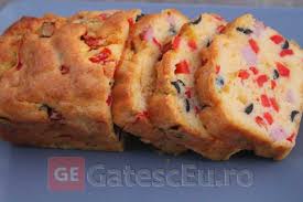 Tapetăm o tavă de chec cu hârtie de copt și transferăm amestecul în tavă. Chec Aperitiv Retete Culinare