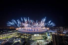Dopo il conto alla rovescia all'inizio dell'evento, inizia lo spettacolo ganizzato dal paese che ospita le olimpiadi, che consta di danze, canti e coreografie ispirate al folclore e alla storia del paese; Cerimonia Apertura Olimpiadi