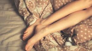 Les symptômes caractéristiques du syndrome des jambes sans repos (sjsr). Syndrome Des Jambes Sans Repos Quels Sont Les Symptomes Et Les Traitements Les Plus Efficaces Femme Actuelle Le Mag