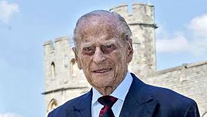 Se desempeñó como piloto naval durante la segunda guerra mundial. Vucqzerapohjcm