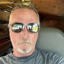 I'm bored & single 🙈 Let's chat :)