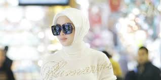 Berikut ini adalah koleksi baju gamis syahrini renda 2013. Syahrini Jual Mukena Berlapis Emas Swarovski Netizen Geger Dream Co Id