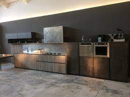 italiaanse keuken met hout en metaal houten keuken interieur keukens