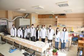 Derginin dili türkçe ve i̇ngilizcedir. Selcuk Universitesi