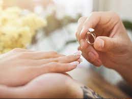 Die frage, an welcher hand der trauring getragen wird, schießt dem ein oder anderen durch den kopf, vor allem wenn man vor dem altar steht und im nächsten moment dem partner den ehering anstecken soll. An Welcher Hand Wird Der Verlobungsring Getragen Anne Korn