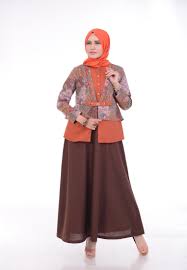 Contoh batik yang dipadukan dengan kain polos, lurik, brokat 15. Batik Kerja Wanita Muslimah Model Pakaian Pakaian Baju Atasan Wanita