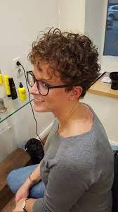 French bob hairstyle is common among french women, thus its name. 16 Magnificent Women Hairstyles Business Ideas Curly Hair Styles Short Curly Hair Thick Hair Styles
