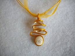 Collier Dore Multi Brins Avec Un Oeil De Sainte Lucie Le Porte Bonheur Gold Multi Strand Lucky Charm