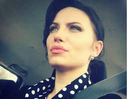 Parece-lhe Angelina Jolie? Veja de novo…