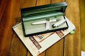 Tükenmez kalemler basitçe mürekkebin olduğu kılcal bir boru ve mürekkebin kâğıtla buluştuğu uç kısmındaki bilyeden oluşur. Dolma Kalem Murekkep Ve Kirtasiye Tavsiyeleri