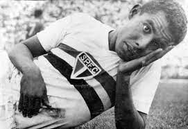 No dia 27 de janeiro de 1930, às 14 horas, foi assinada a ata de fundação do são paulo futebol clube, no número 28 da praça da república, 4 nascido da união entre a associação atlética das palmeiras e o club athlético paulistano, ficando como data magna do clube o dia 25 de janeiro de 1930, 5 dia e mês de preferência de seus fundadores por se tratar da data em que foi fundada. Relembre 5 Grandes Dribladores Da Historia Do Sao Paulo Gazeta Esportiva