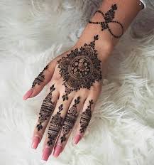Henna is basically a dye that gives a cooling effect when applied on the skin and gives red color to it. Imsadiyakhan Henna Tangan Desain Henna Mehndi Designs