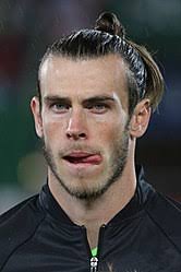 Он играет на позиции правый вингер. Gareth Bale Wikipedia