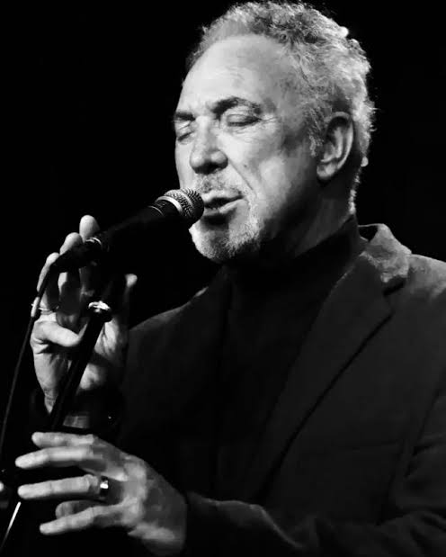 Tom Jones performs "What Made Milwaukee, WI Famous" in Milwaukee