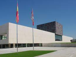 La mesa de las cortes de castilla y león, en su reunión de hoy, de conformidad con el artículo 23.5 del estatuto de autonomía de castilla y león, a la vista de la solicitud presentada por la mayoría absoluta de los procuradores de las cortes, ha acordado la apertura durante el mes de julio de 2021 de un periodo extraordinario de sesiones. Seat Of The Cortes Of Castile And Leon Wikipedia