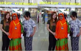 Kayanya asik ya hari gini bisa ngeisengin hp android teman dengan sesuatu yang mengejutkan dan tentunya menarik. Baby Sitter Ini Di Umroh Kan Oleh Anak Yang Diasuhnya Meski Beda Agama